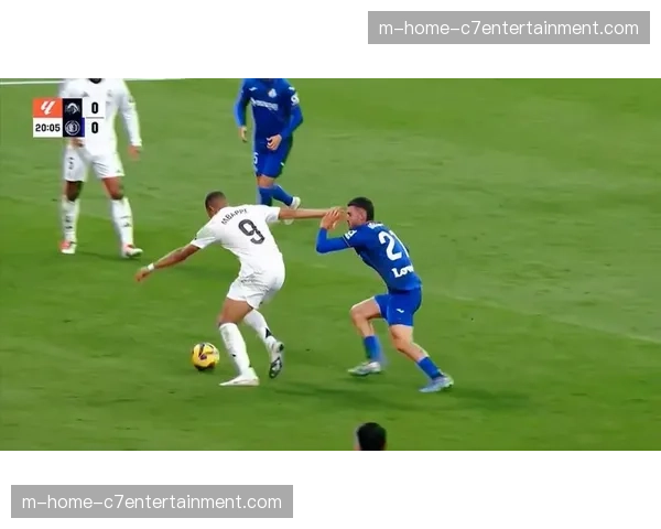 皇马姆巴佩两失单刀带球出边线,比赛专注度受质疑